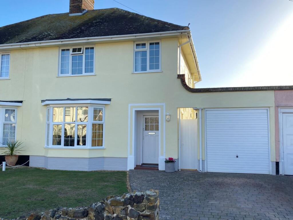 Main image of property: HADLEIGH ROAD, FRINTON-ON-SEA