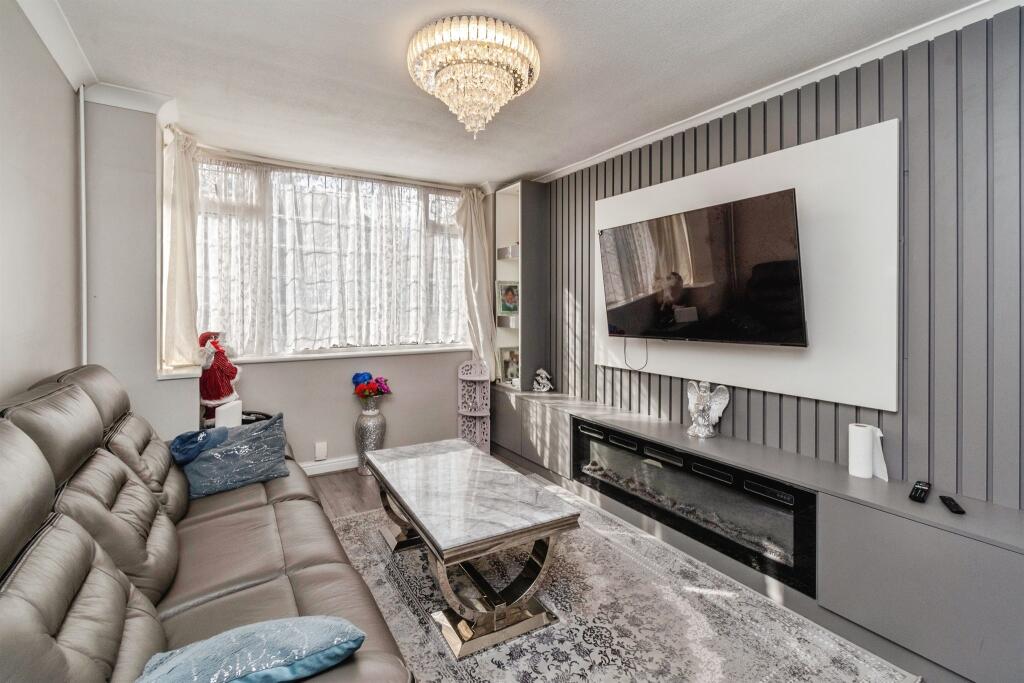 House in Wolverhampton, Claregate, Stockwell End - View 4