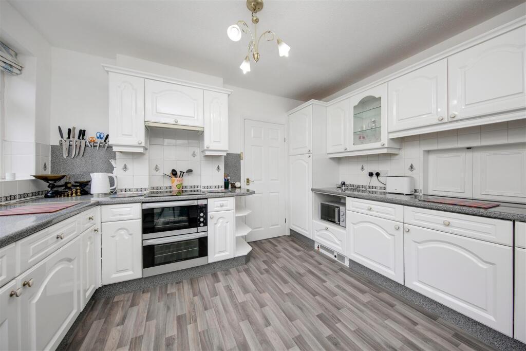 Hilltop Road, Wingerworth, Chesterfield, S42 6RX photo 2