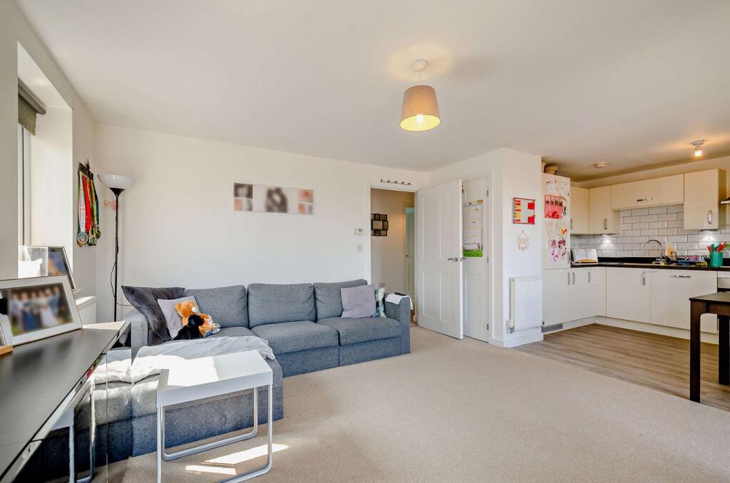 Apartment in Milton Keynes, Fairfields - View 2