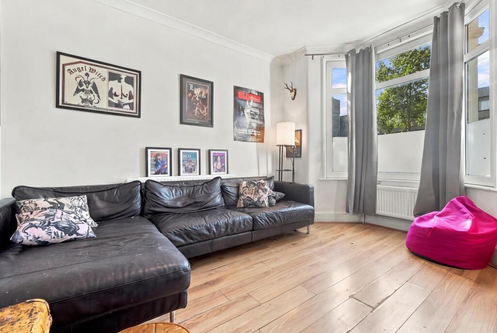House in London, Leyton - More