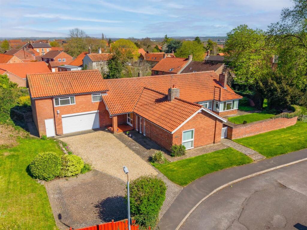 Main image of property: The Green, Allington