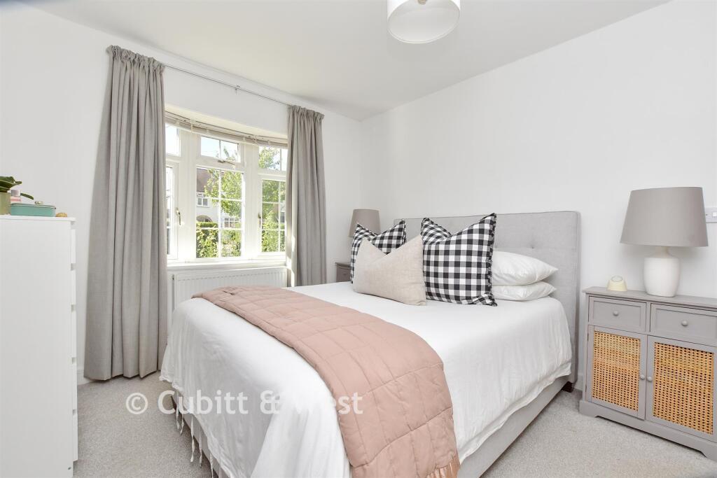 House in Mole Valley, Fetcham - More