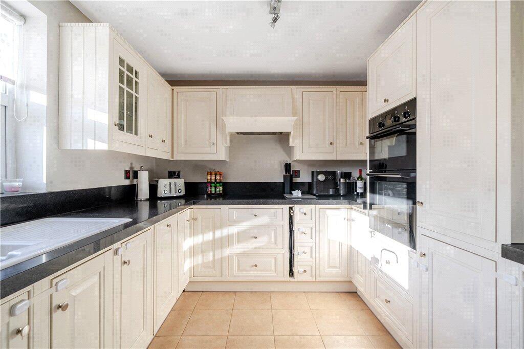 Kinver Close, Romsey, Hampshire photo 2