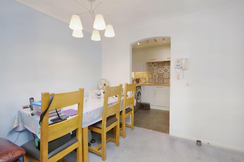 Farm Close, Staines-upon-Thames, TW18 photo 4
