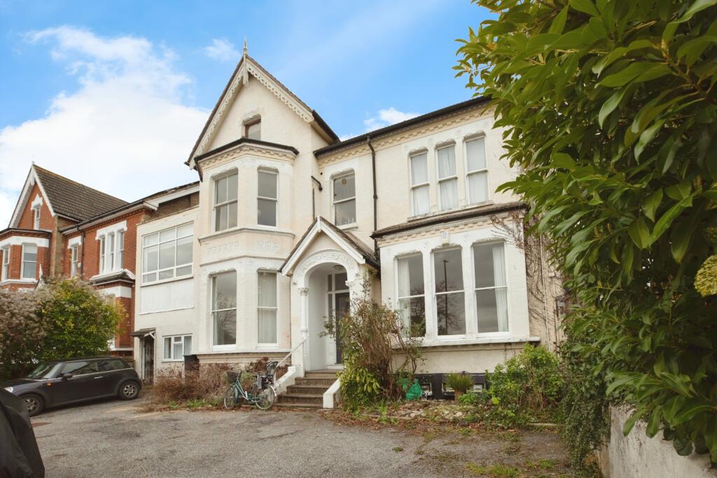 1-bed flat on Lancaster Avenue, London, SE27, £350,000
