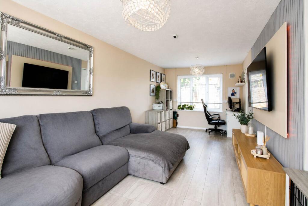House in Aylesbury, Quarrendon - More