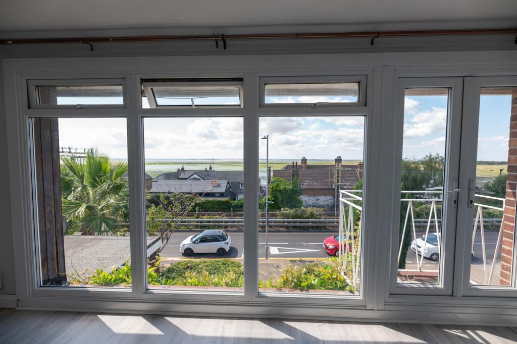 Apartment in Southend-on-Sea - View 5