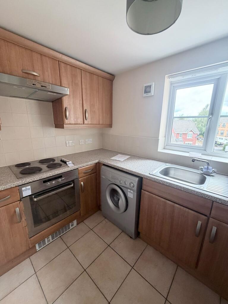 Thornway Drive, Ashton-Under-Lyne, OL7 photo 2
