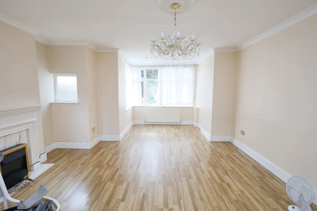 3 Dukes Avenue, Edgware, Middlesex, HA8 7RZ photo 4