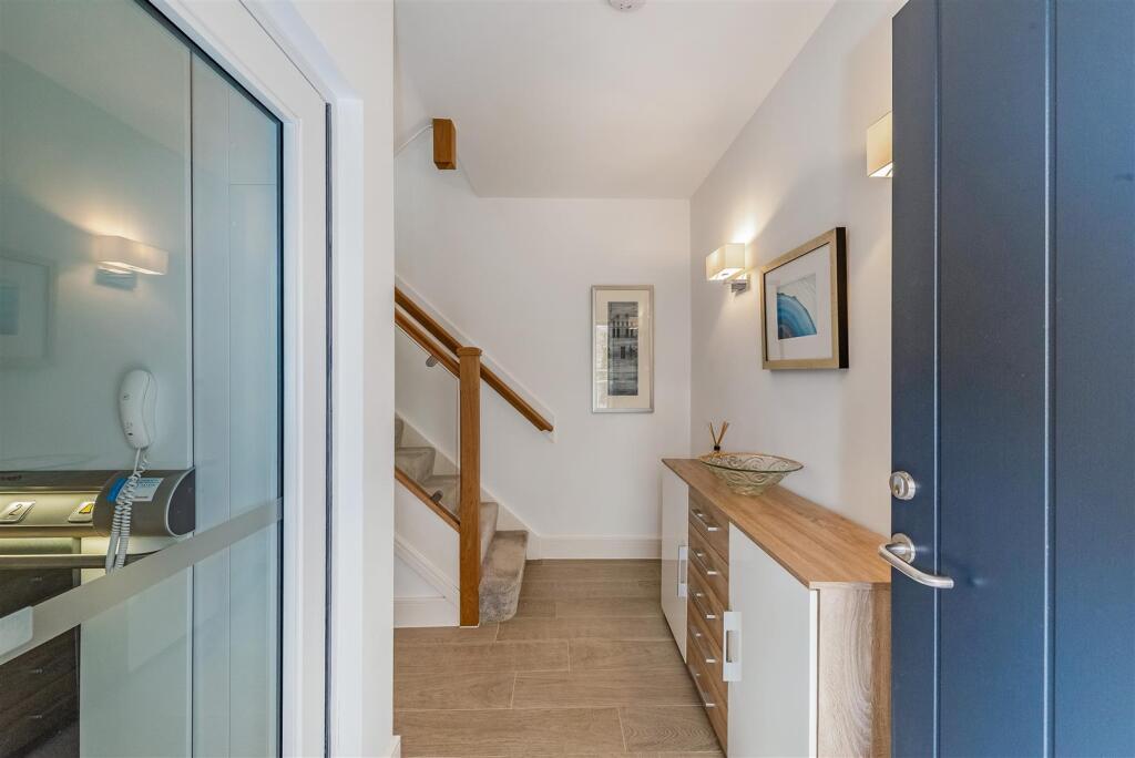 Apartment in Winchester, Sleepers' Hill - View 4