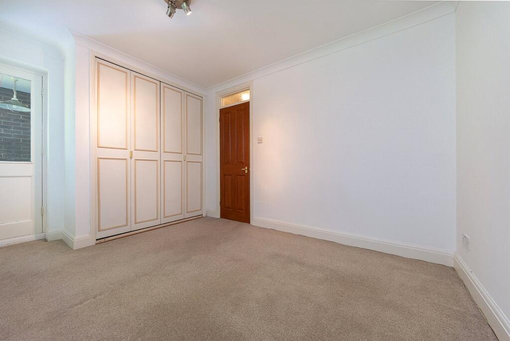 Apartment in Epsom and Ewell, Stoneleigh - More