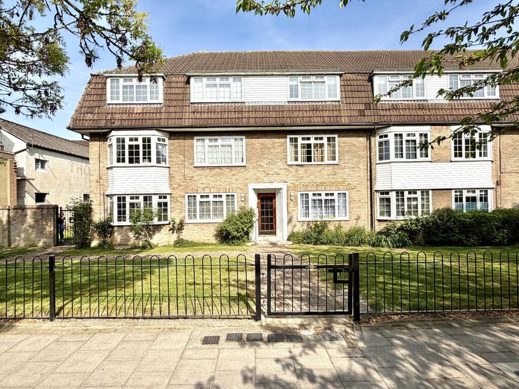 2-bed flat on North Parade, Chessington, Surrey. KT9 1QN, £300,000