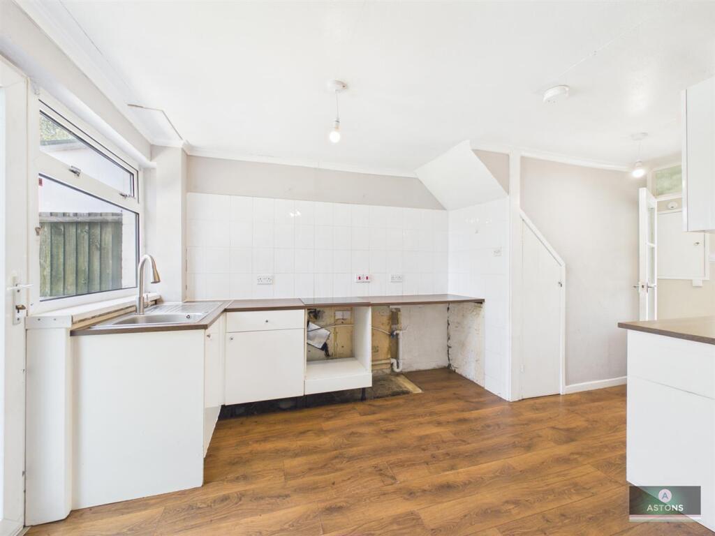 Kestrel Close, Langley Green photo 4