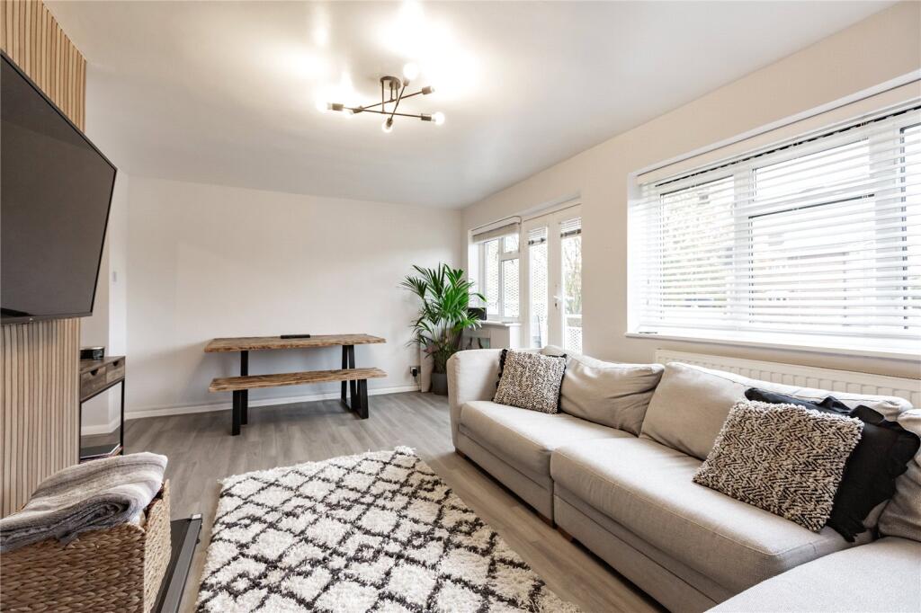 2-bed flat on Wood Lane, Hornchurch, RM12, £260,000