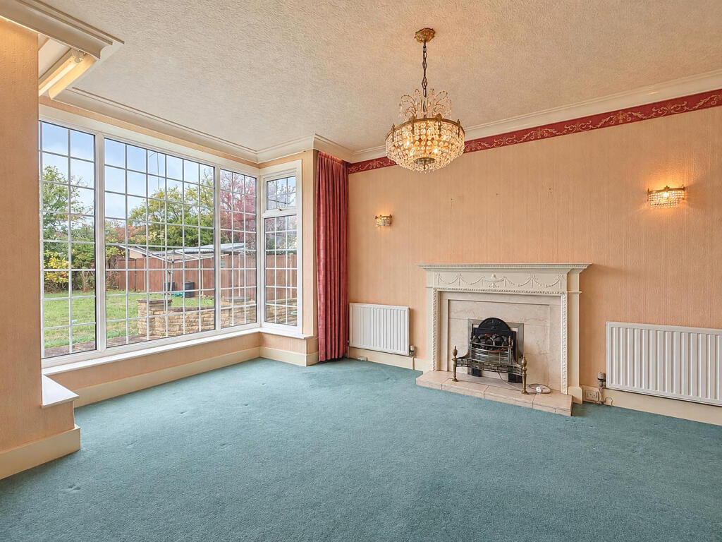 Woodford Avenue, Ilford, Greater London photo 4