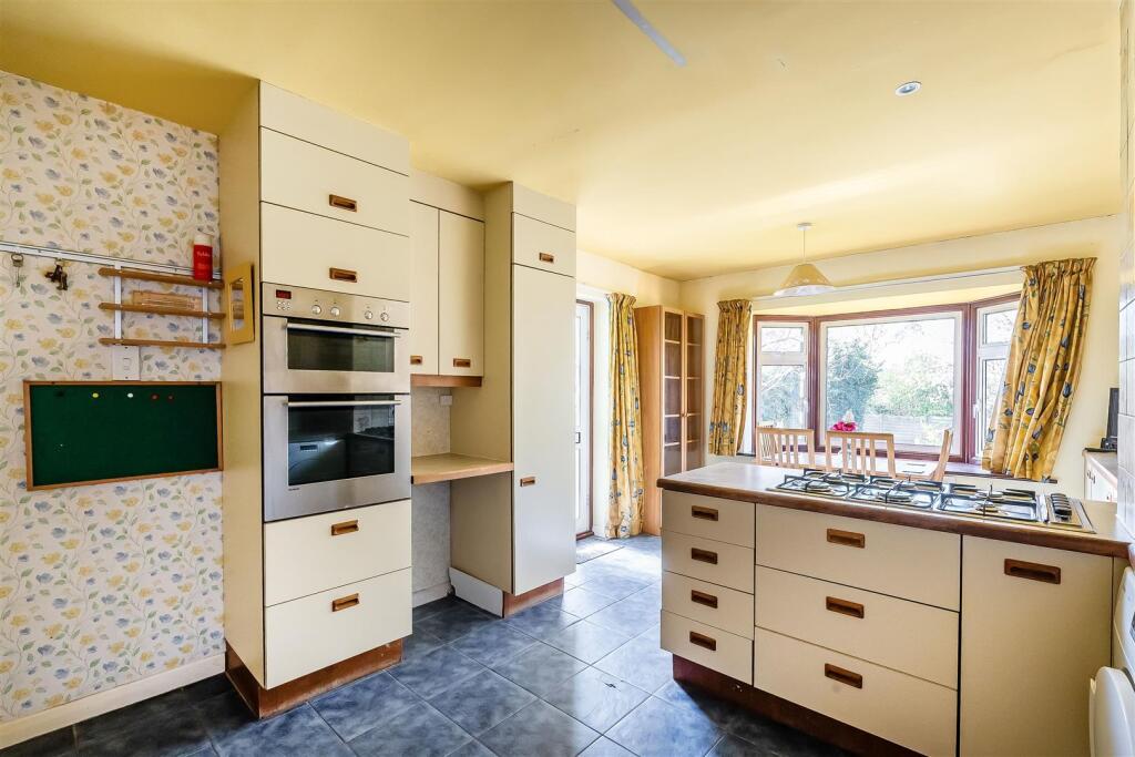 Randalls Road, Leatherhead, KT22 - View 3