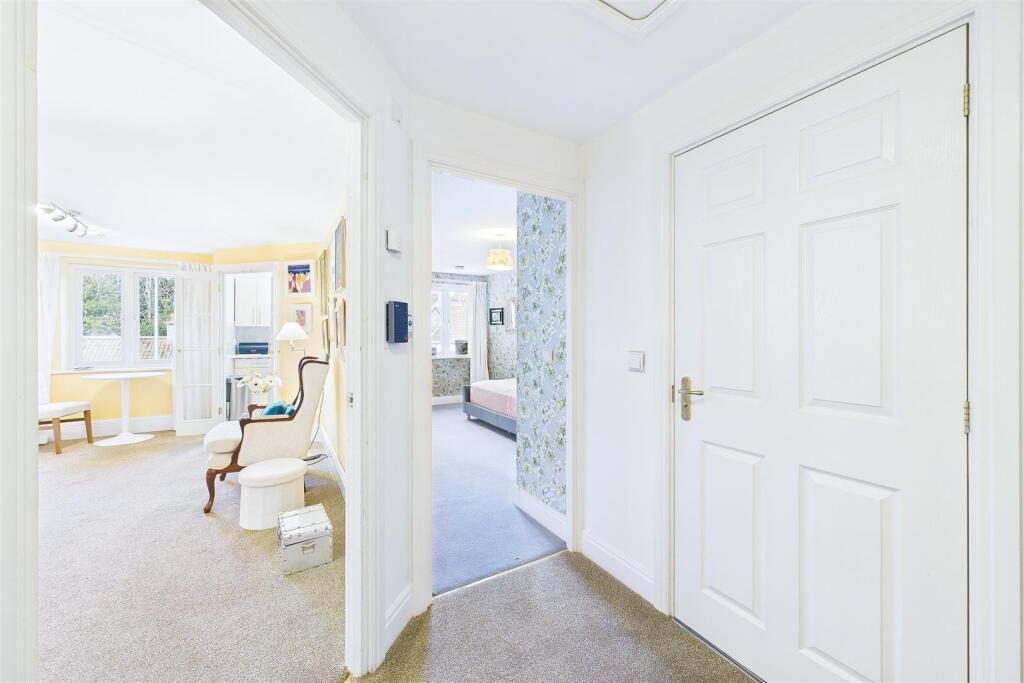 Second floor apartment in central Clevedon photo 4
