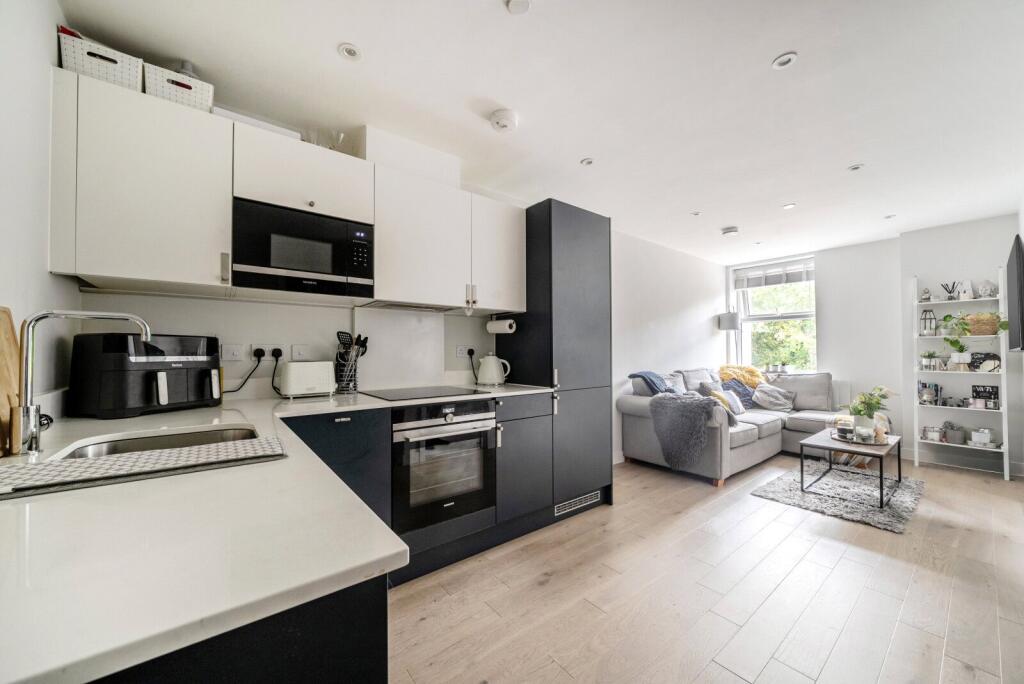 Apartment in Runnymede, Chertsey - View 4