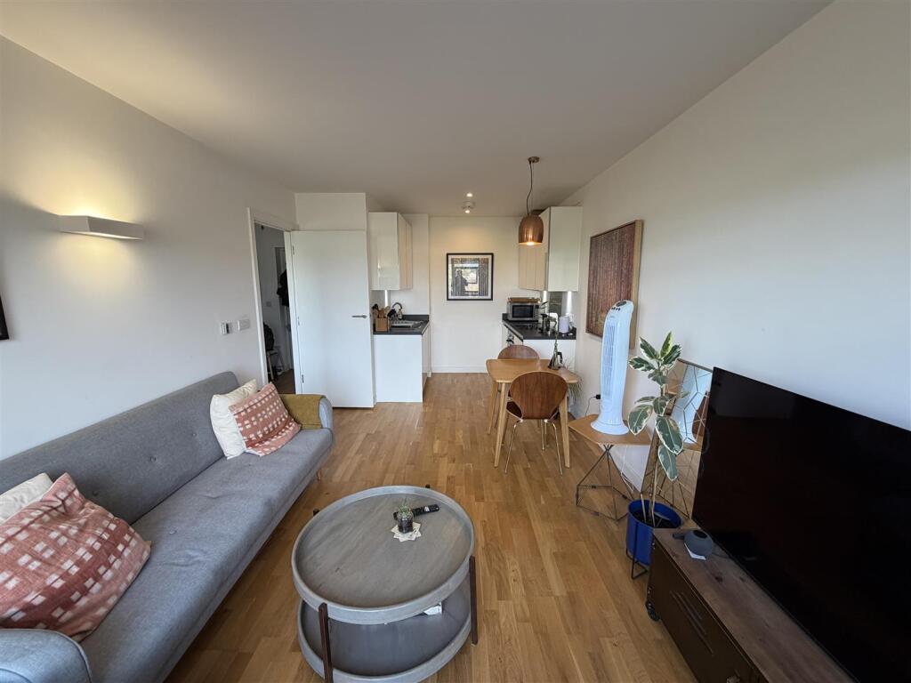 Apartment in Southall - More