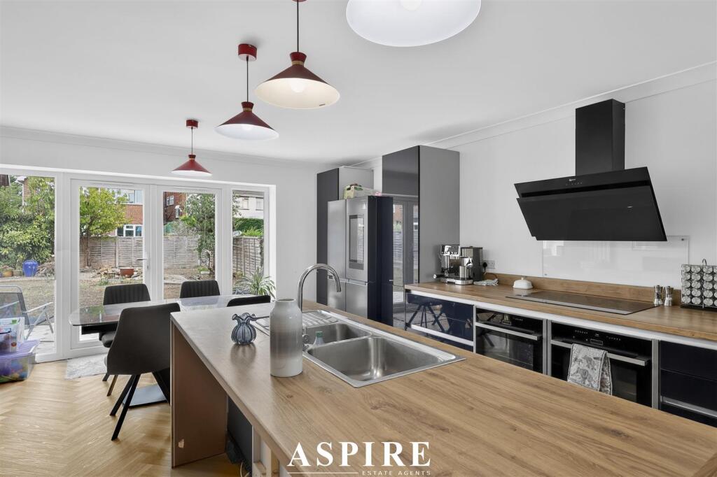 House in Southend-on-Sea - More
