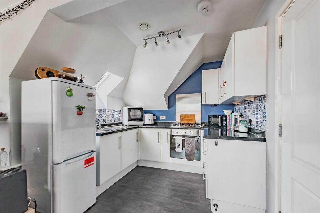 Apartment in Reigate and Banstead, Horley - More