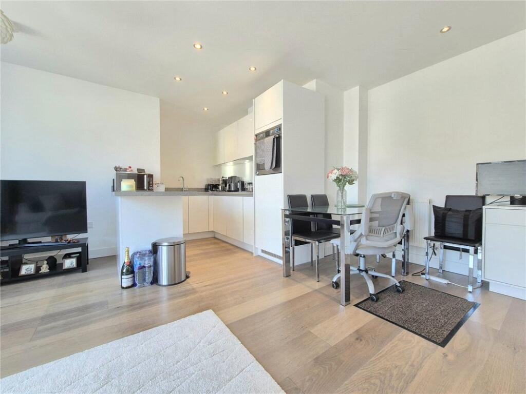 Apartment in London, Broom Hill, Goddington - View 3