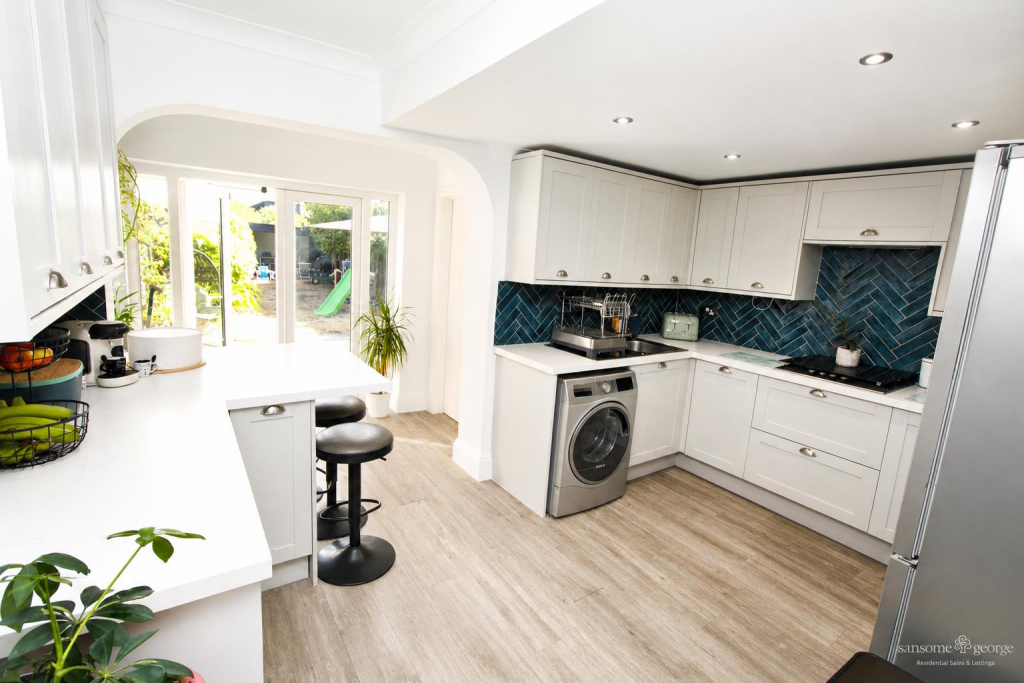 House in Reading, The Triangle, Tilehurst - View 2