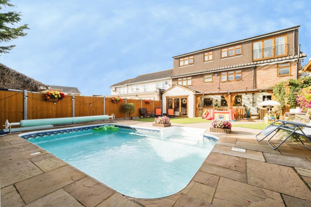 House in Epping Forest, Chigwell - More