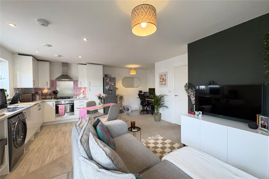 Apartment in Rushmoor, North Town - View 3