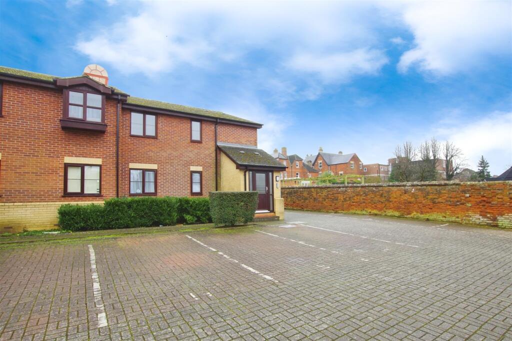 Main image of property: Bath Road, Old Town, Swindon