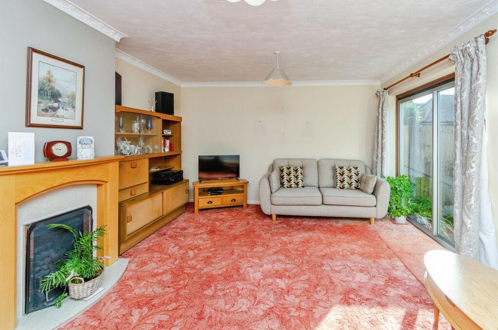 3-bed detached on Wolverhampton Street, Willenhall, £250,000