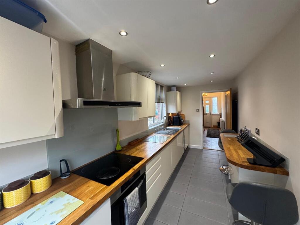 Bradford Road, Cleckheaton - View 3