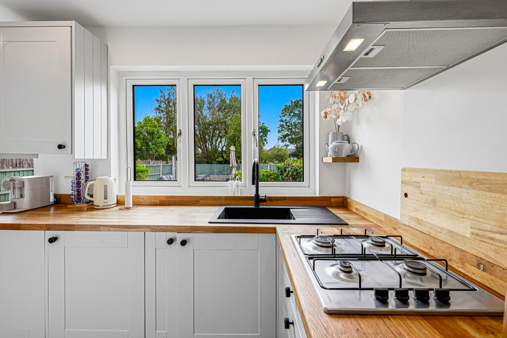 Apartment in Hornchurch, Gidea Park - View 5