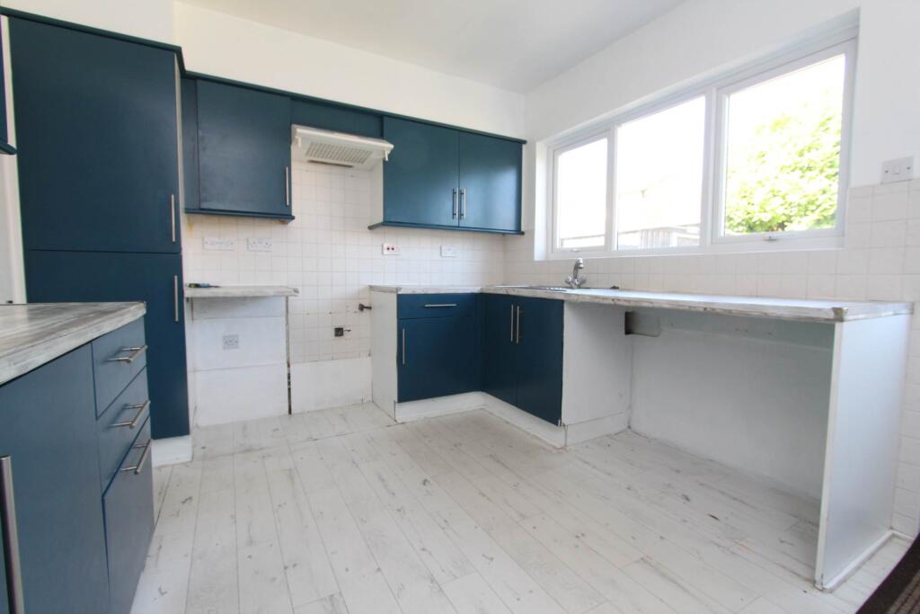 Glenmere Park Avenue, Thundersley photo 3
