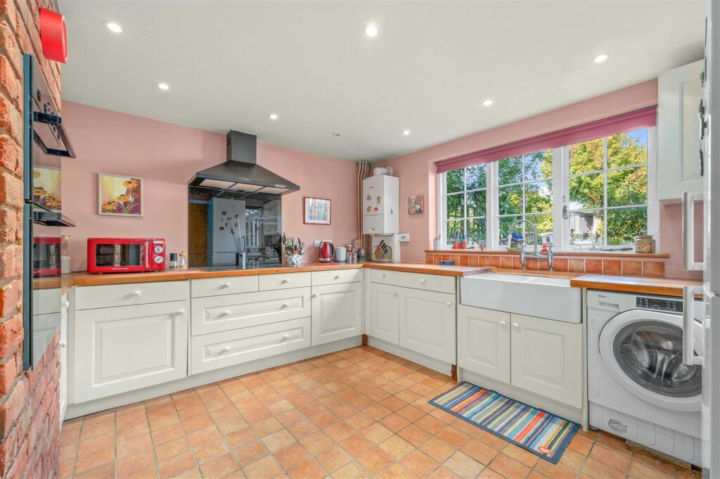 House in Stratford-on-Avon, Alcester - More