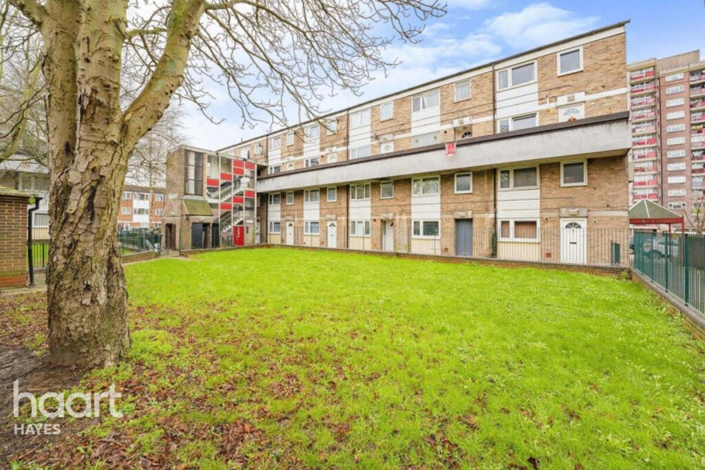 2-bed flat on Perth Avenue, Hayes, £290,000