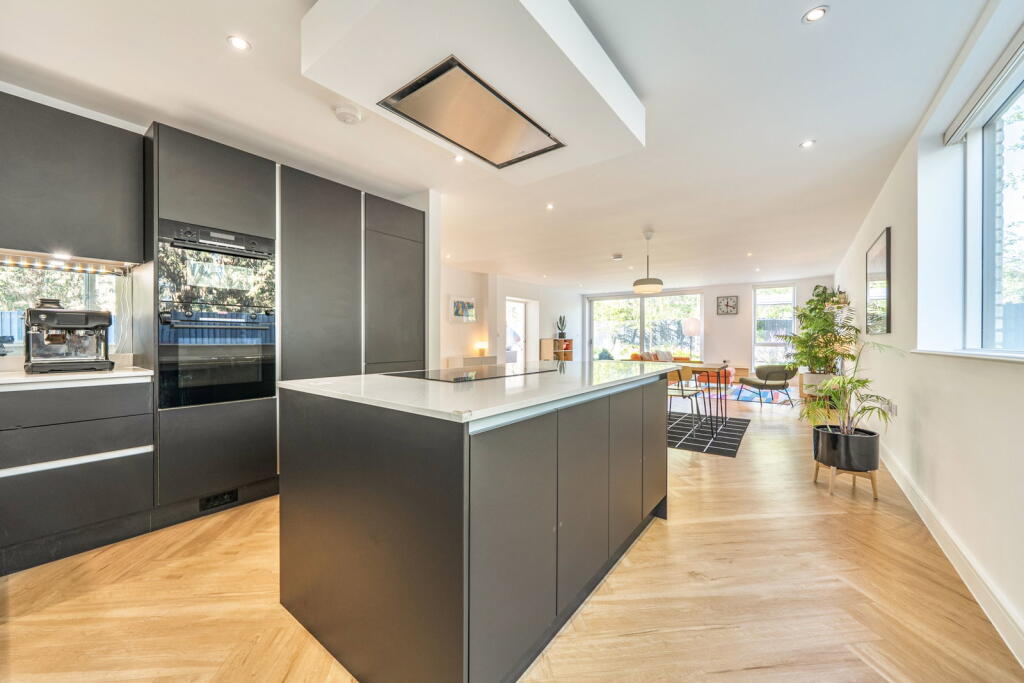 House in Broxbourne, Hammond Street - View 2