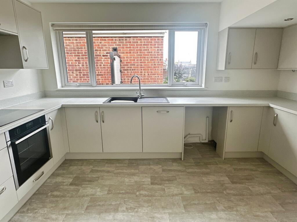 Drummond Road, Bourne photo 3