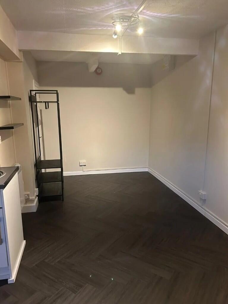 Apartment in Bath, Trowbridge - View 2