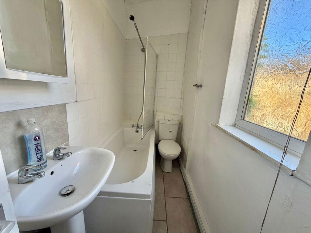 House in Bradford, Knowle Park, Keighley - More
