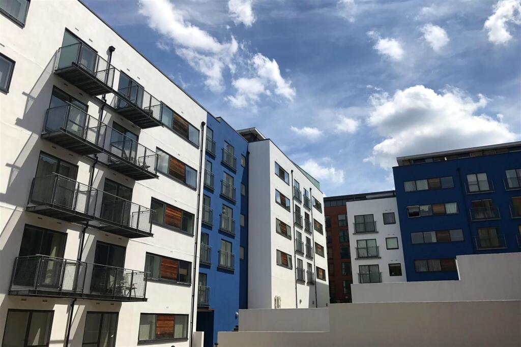 Apartment in Birmingham, West Midlands - More