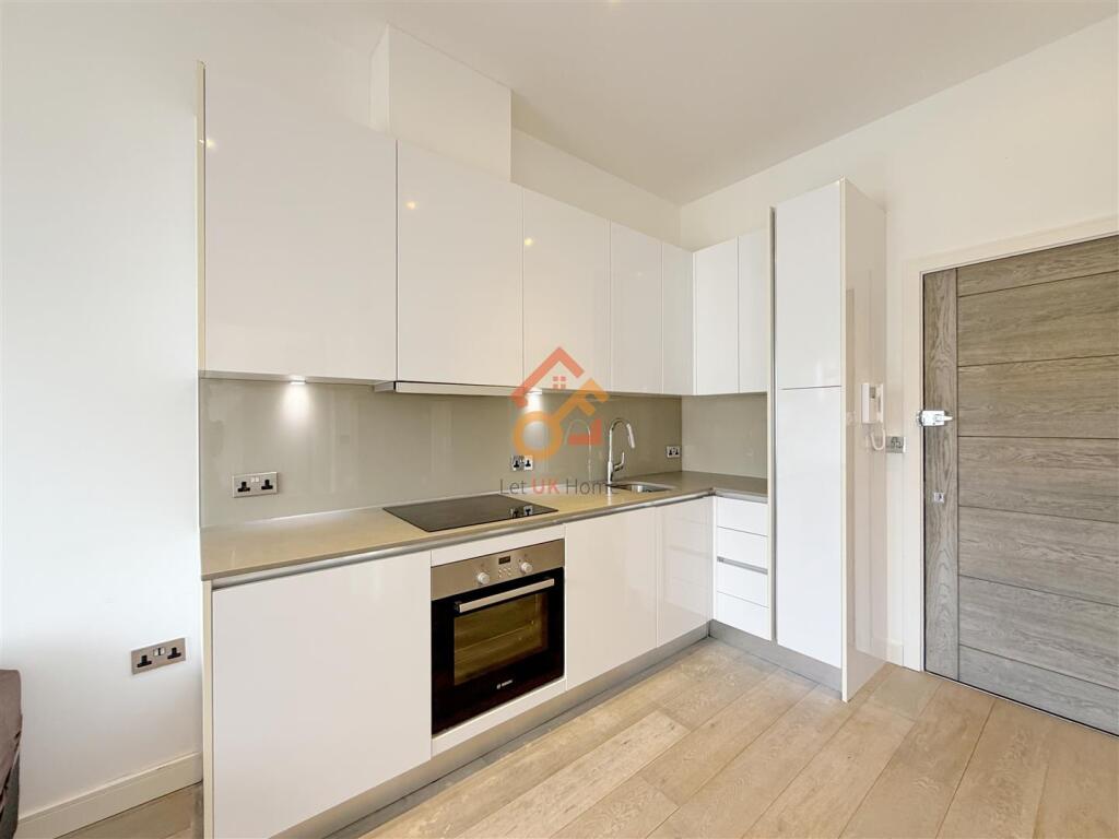 Apartment in Slough - More