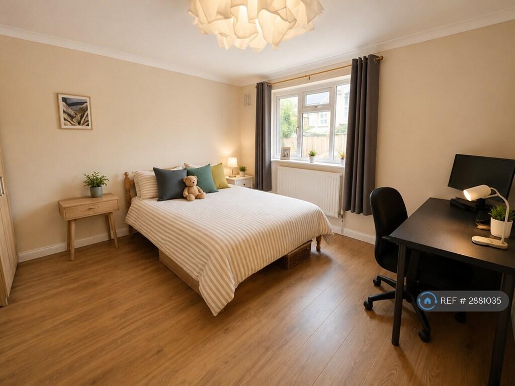 5 bedroom semi-detached house for rent
