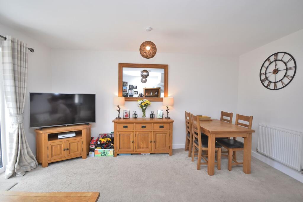 Kensington Close, Northampton, NN2 - View 5