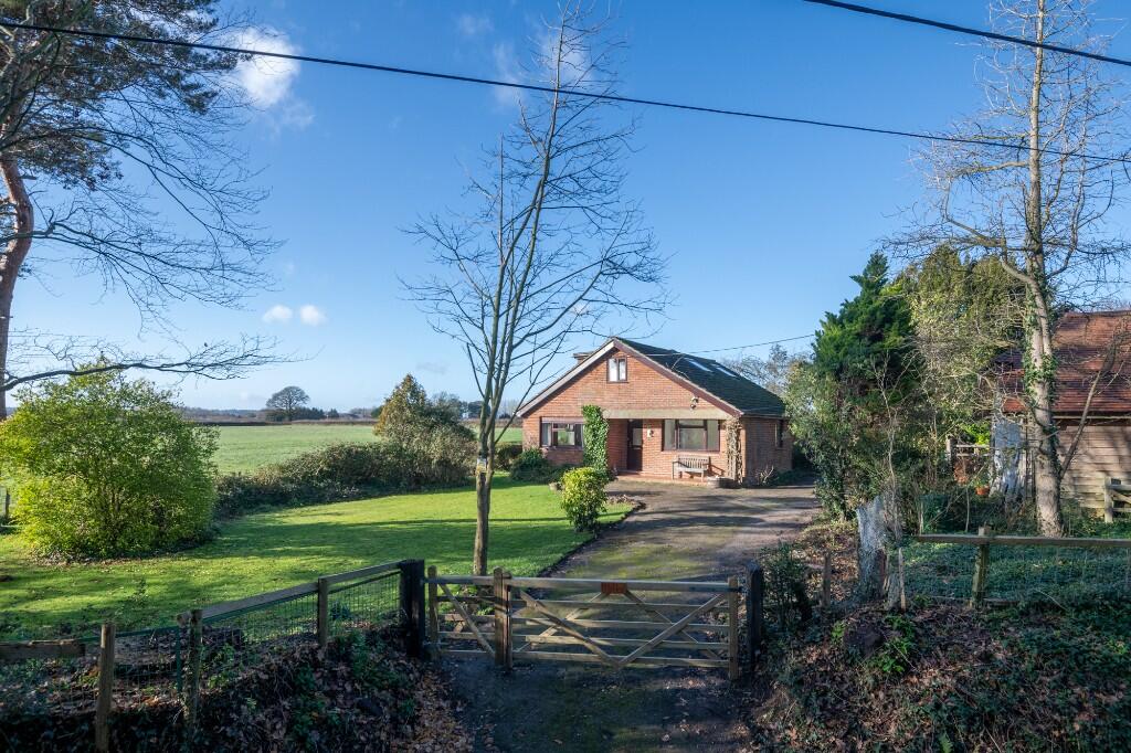 3-bed detached on High Trees, Netherhill Lane, Botley SO32 2BP, £900,000