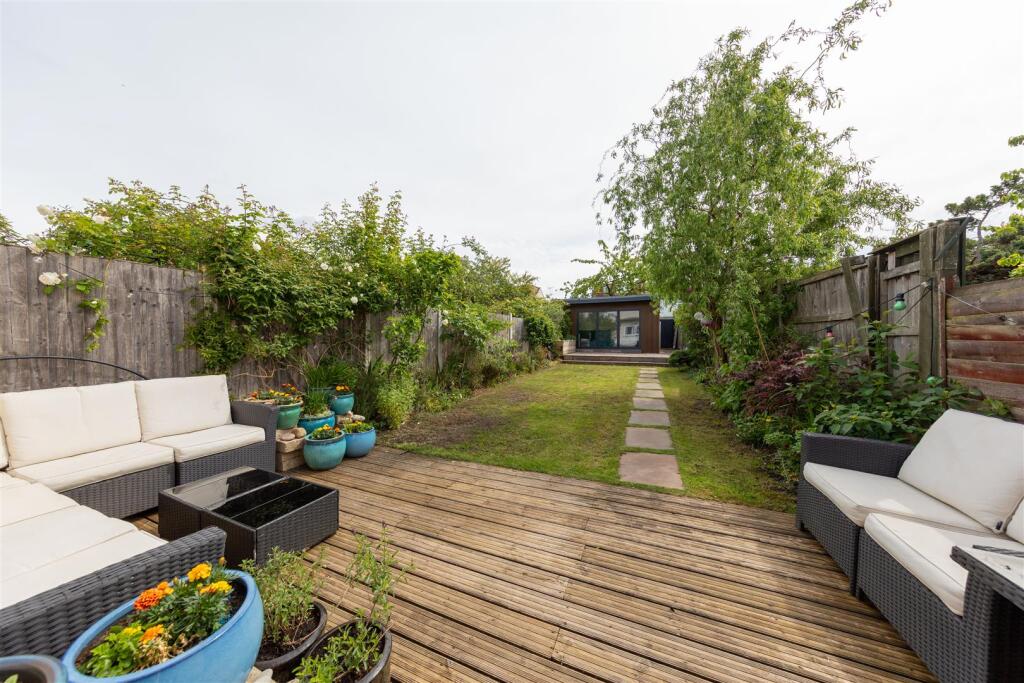 House in London, Highams Park - View 4