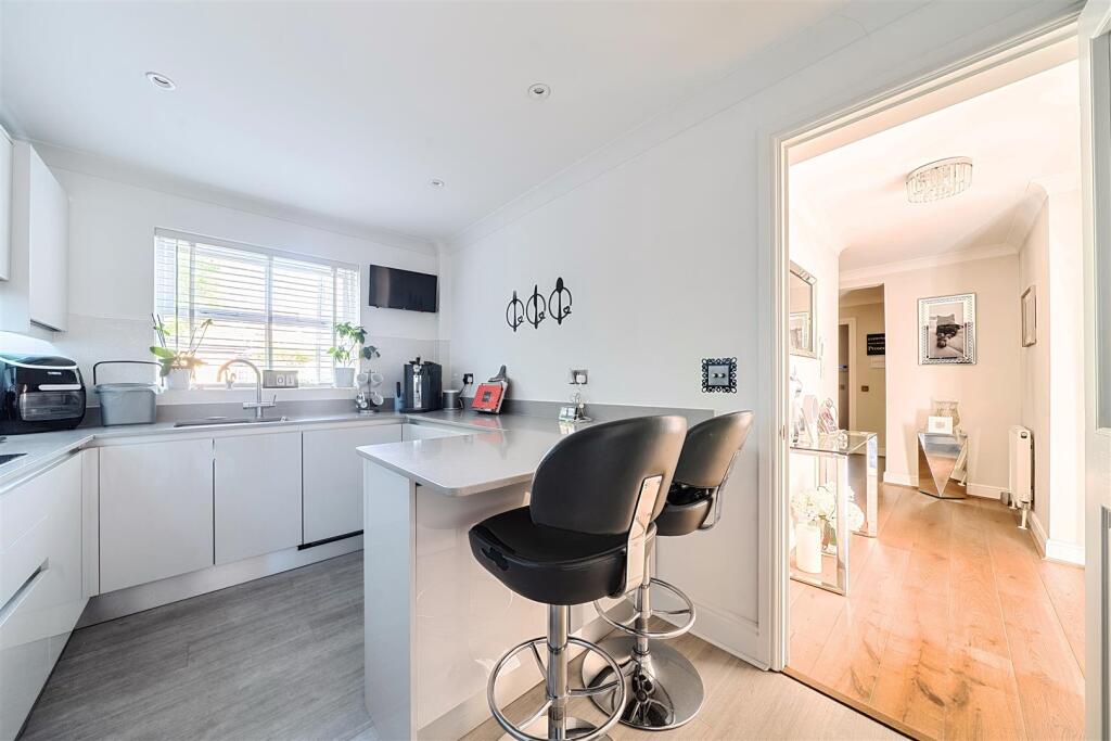 Apartment in Reigate and Banstead, Kingswood - View 4