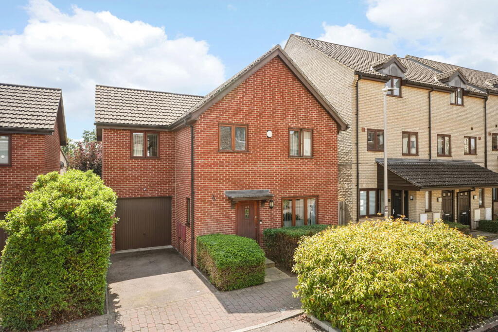 Main image of property: Kelling Way, Broughton, Milton Keynes, MK10 9NW