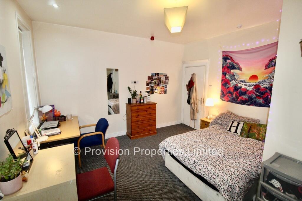 8 bedroom semi-detached house for rent
